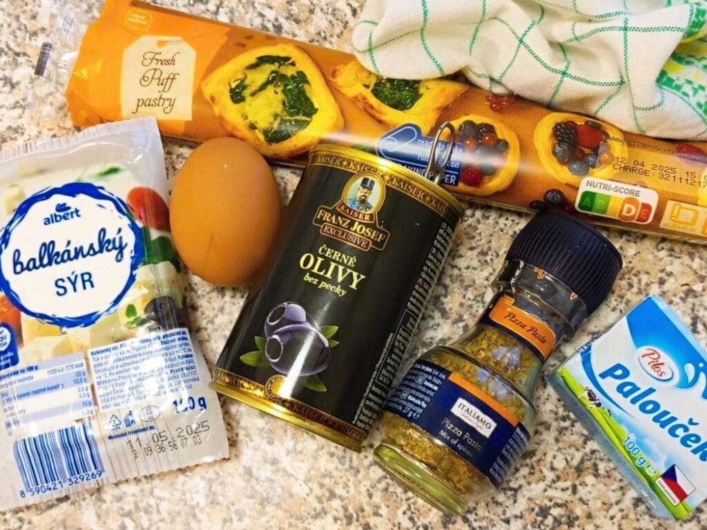 Slaný závin s balkánským sýrem a černými olivami suroviny
