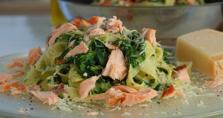 Těstoviny s lososem a špenátem