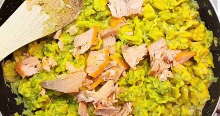 Těstoviny s lososem a brokolicí